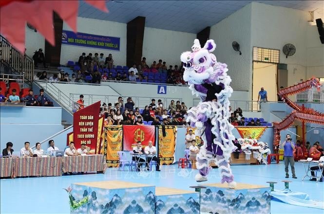 Thi đấu nội dung múa Lân truyền thống. (Ảnh: Ngọc Minh/TTXVN)