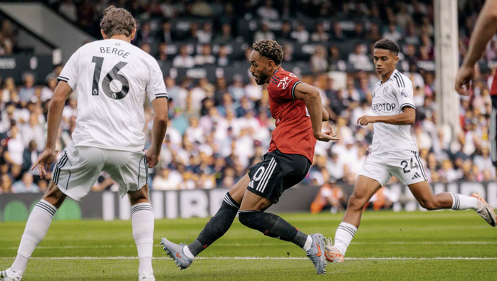 بالتعادل مع فولهام.. مانشستر يونايتد يتراجع إلى قاع جدول الدوري الإنجليزي - صورة 1
