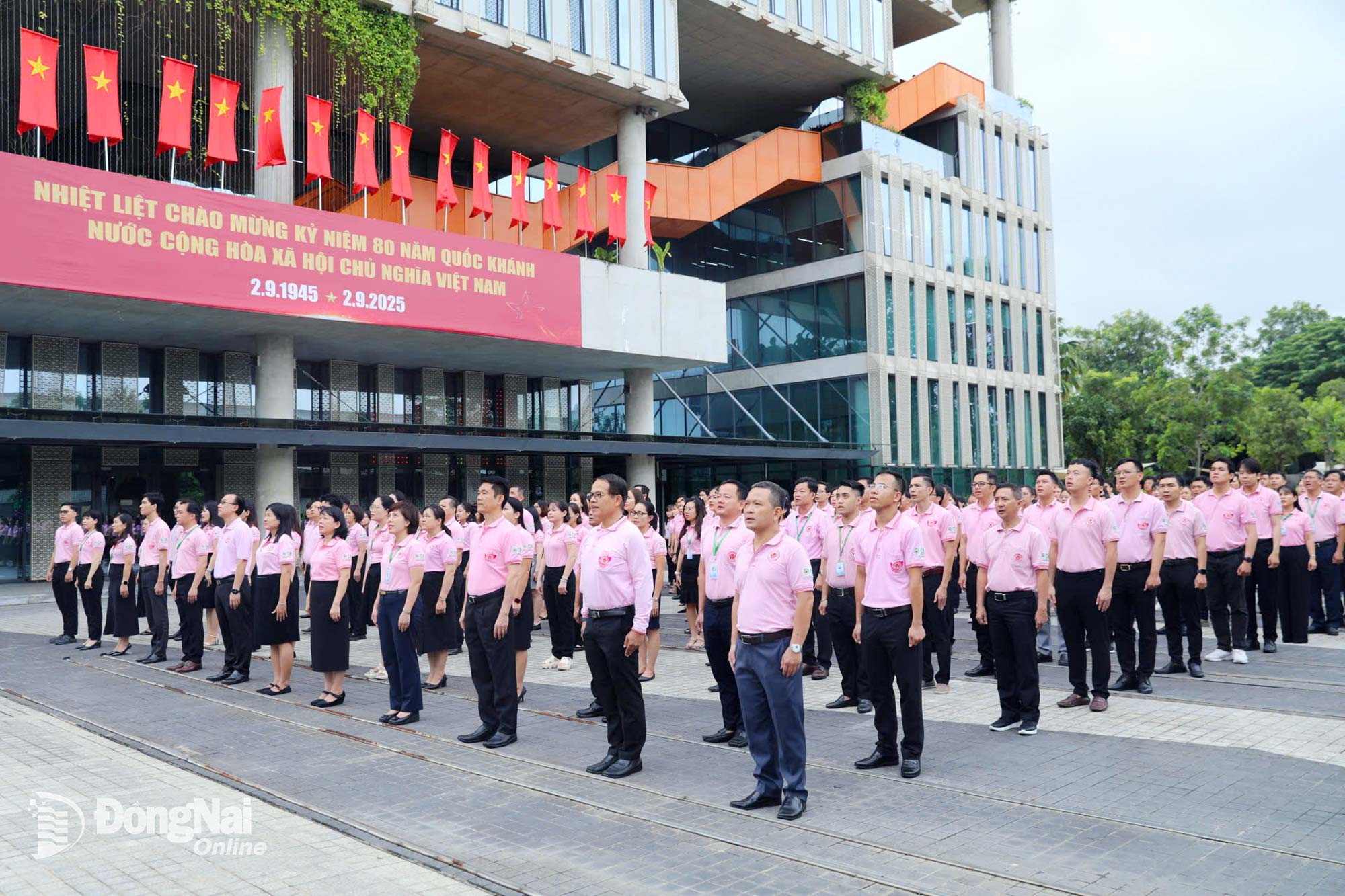 Toàn thể nhân viên Công ty cổ phần Chăn nuôi C.P. Việt Nam đồng loạt thực hiện nghi lễ chào cờ trang nghiêm. Ảnh: Huy Anh
