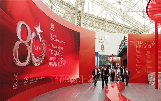 Khách tham quan các gian trưng bày trong Trung tâm Triển lãm Quốc gia. Ảnh: Quốc Khánh/TTXVN