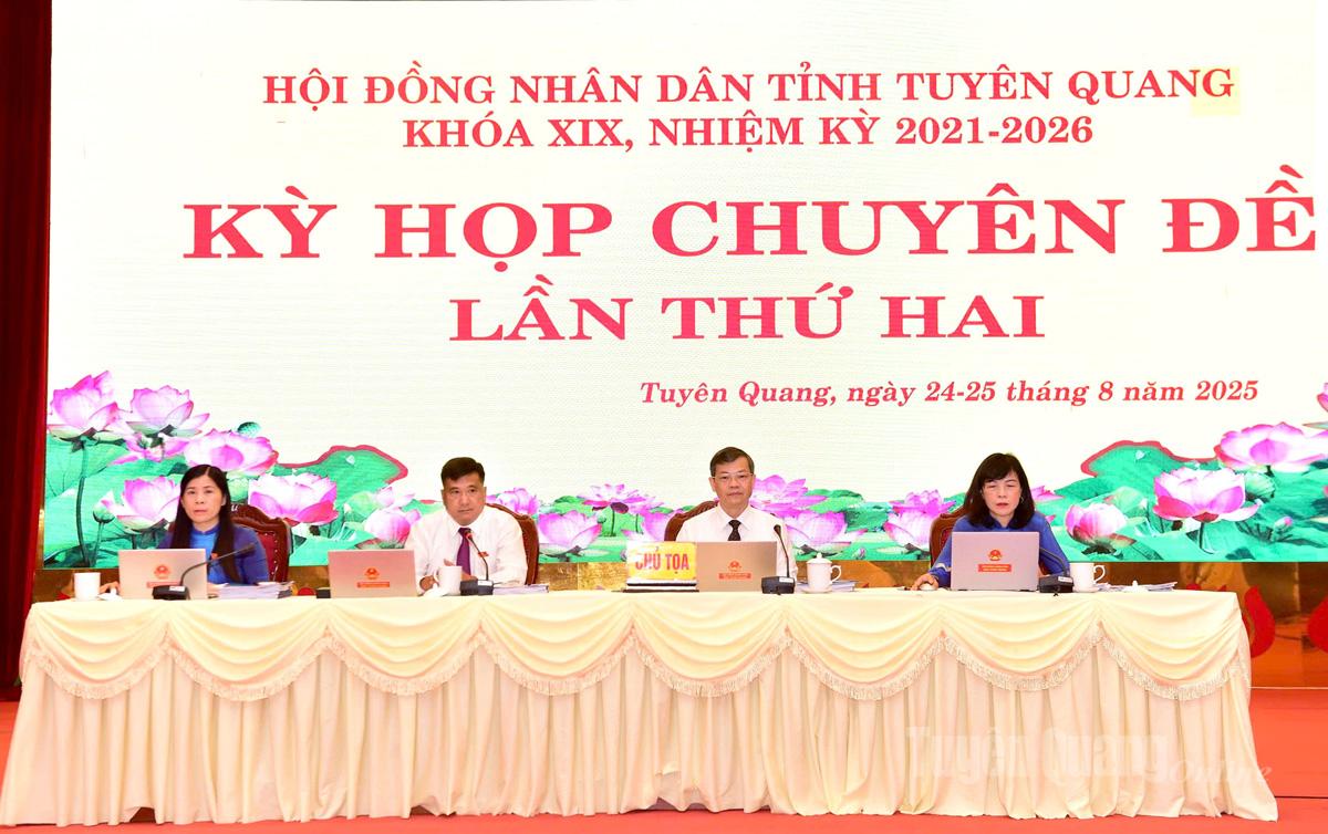คณะกรรมการประจำสภาประชาชนจังหวัดเป็นประธานการประชุม