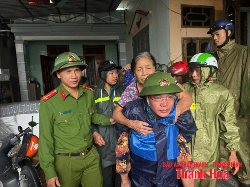 ប៉ូលីស Thanh Hoa ធ្វើការពេញមួយយប់ ដើម្បីជម្លៀសប្រជាជន ដើម្បីត្រៀមទប់ទល់នឹងព្យុះលេខ ៥
