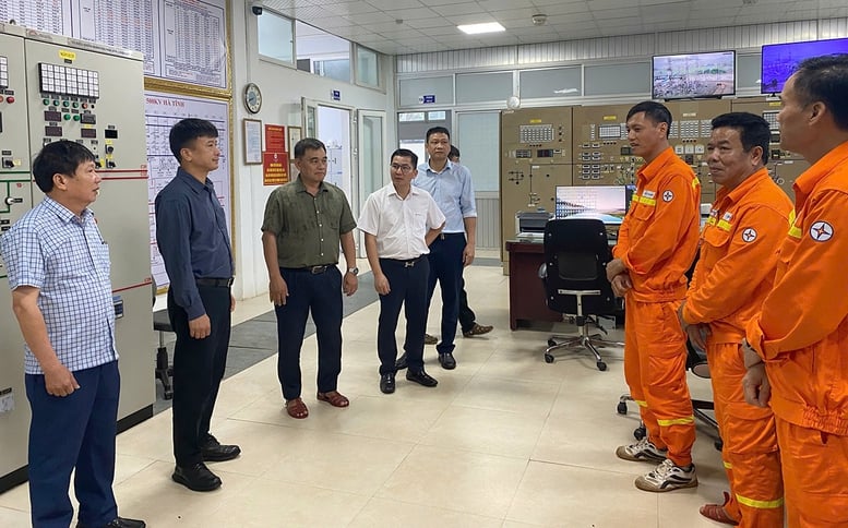 EVNNPT lập hai đoàn công tác chỉ huy, ứng trực bão số 5 tại vùng tâm bão- Ảnh 3.