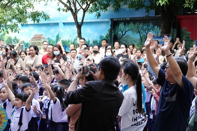 Tựu trường mở: Học sinh và phụ huynh cùng học  - Ảnh 1.