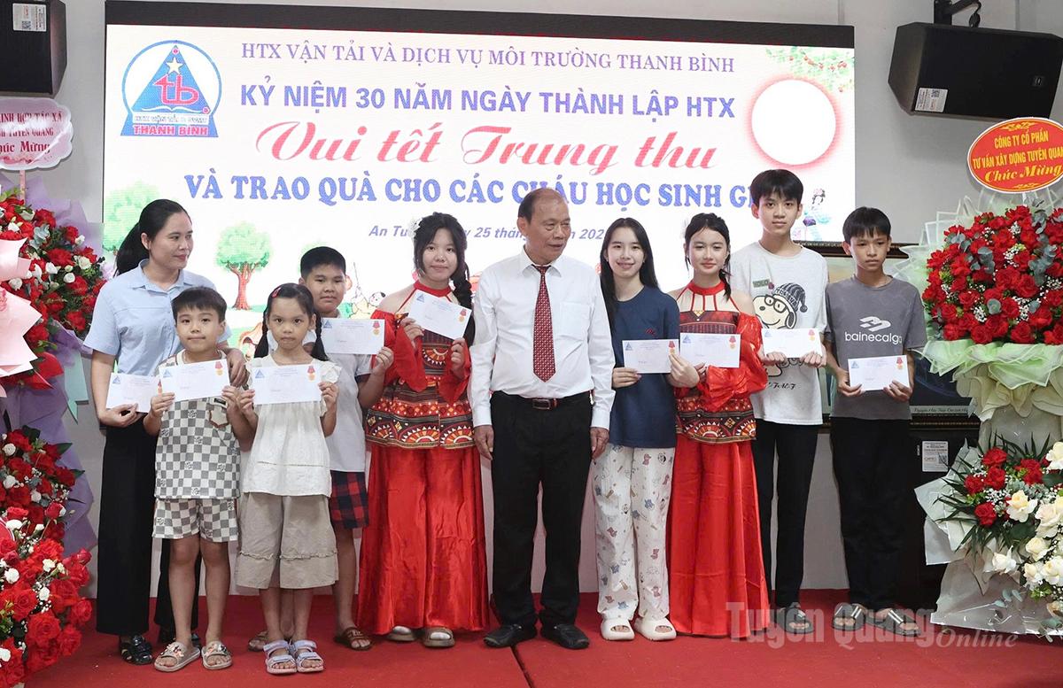 ថ្នាក់ដឹកនាំនៃសហករណ៍ដឹកជញ្ជូន និងសេវាកម្មបរិស្ថាន Thanh Binh ជូនអំណោយដល់សិស្សានុសិស្សដែលមានស្នាដៃល្អក្នុងការសិក្សា។