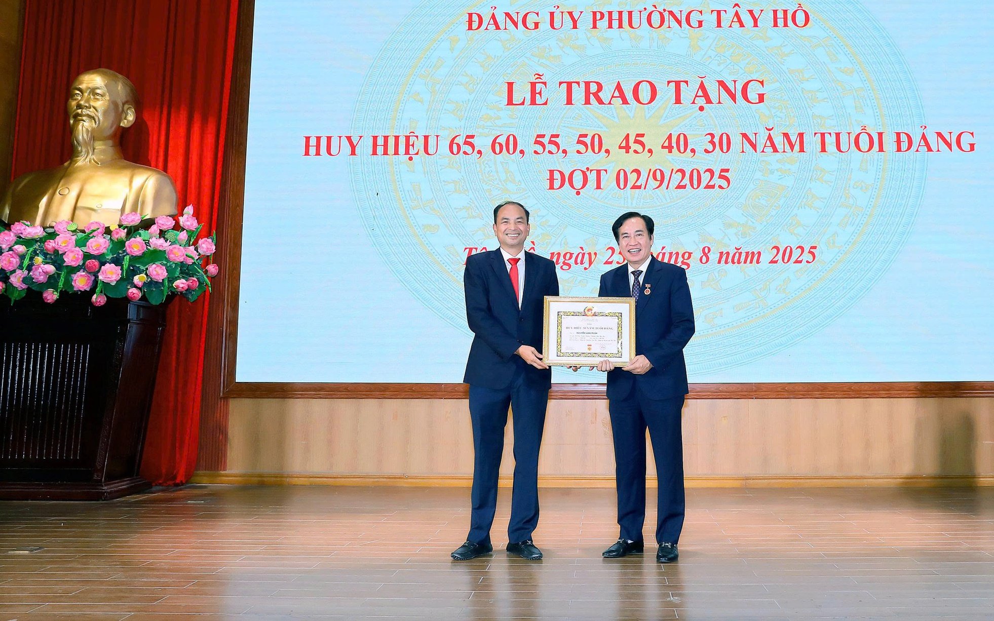 Đảng bộ phường Tây Hồ trao Huy hiệu Đảng đợt 02/9