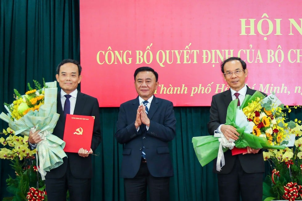 Ông Trần Cẩm Tú, Ủy viên Bộ Chính trị, Thường trực Ban Bí thư trao quyết định cho ông Nguyễn Văn Nên và ông Trần Lưu Quang, tân Bí thư Thành ủy TP.HCM