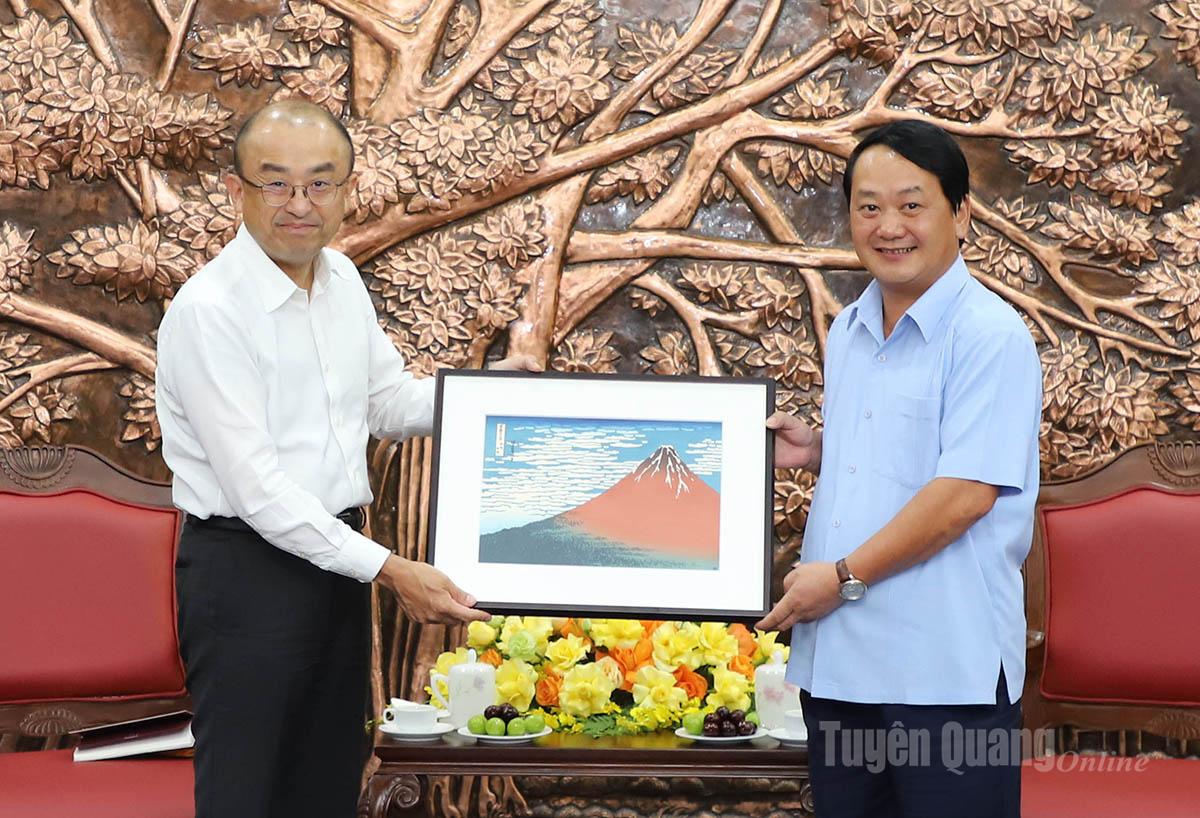 นายยาซูชิ ไซโตะ กรรมการผู้จัดการใหญ่บริษัท EREX Vietnam มอบภาพภูเขาไฟฟูจิ ซึ่งเป็นสัญลักษณ์ศักดิ์สิทธิ์ของญี่ปุ่น ให้แก่เลขาธิการพรรคประจำจังหวัดเฮา อา เลนห์