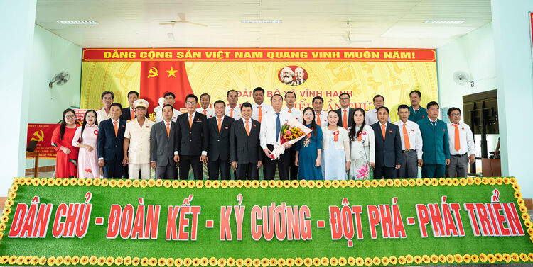 Le secrétaire adjoint du comité provincial du Parti d'An Giang, Lam Minh Thanh, a assisté au congrès du Parti de la commune de Vinh Hanh