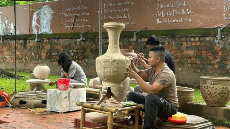 Introducing the beauty of Bat Trang pottery at the Temple of Literature - Quoc Tu Giam