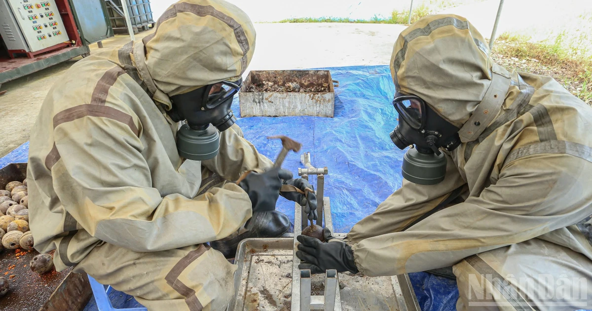 [Photo] Suivre le soldat manipulant des produits chimiques toxiques laissés par la guerre