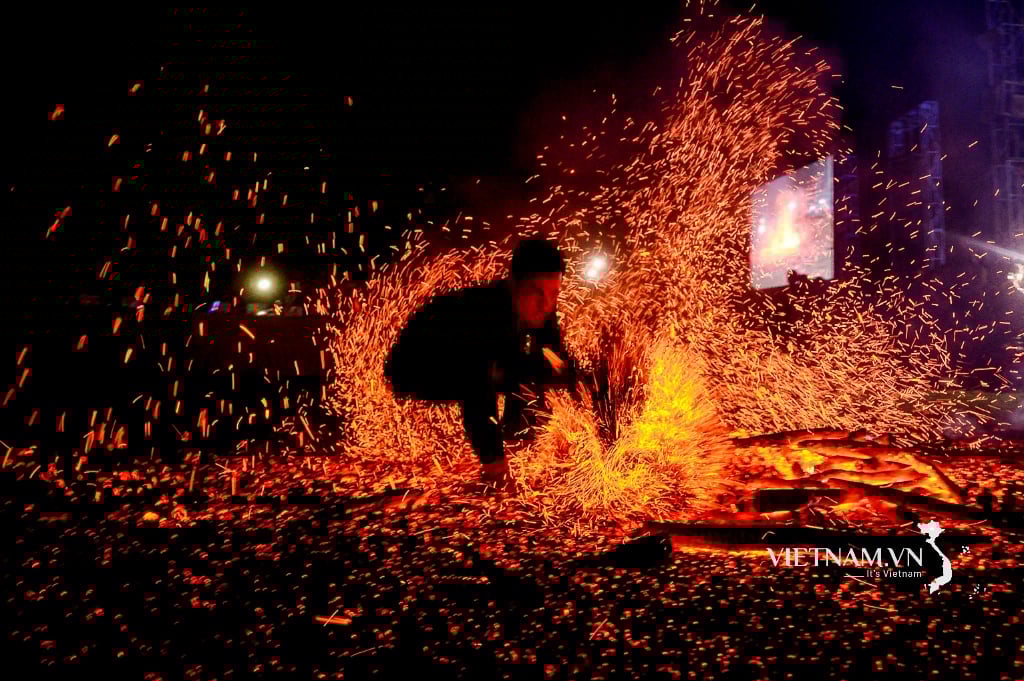 Nhảy lửa.jpeg
