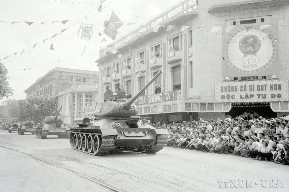 Xe tăng thiết giáp diễu hành trên các tuyến phố của Thủ đô Hà Nội sáng 2/9/1975. (Ảnh: TTXVN)