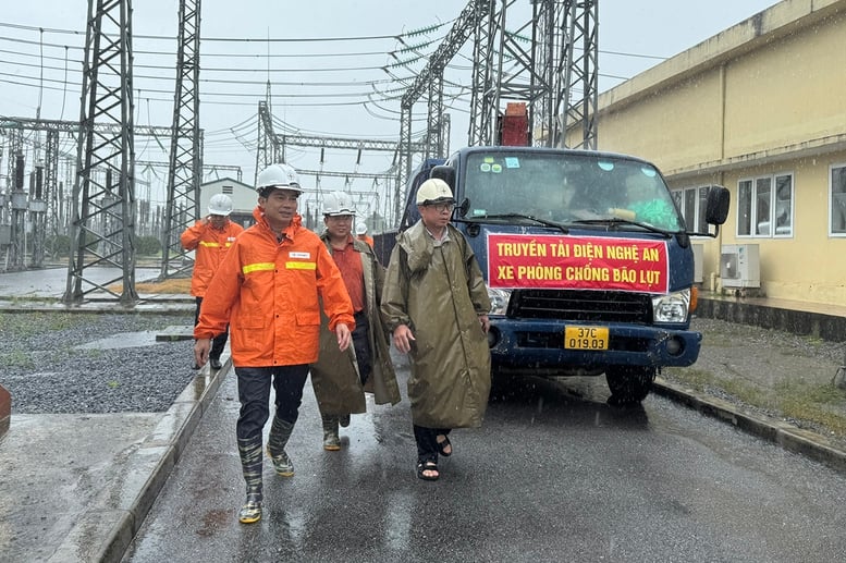 EVNNPT lập hai đoàn công tác chỉ huy, ứng trực bão số 5 tại vùng tâm bão- Ảnh 1.