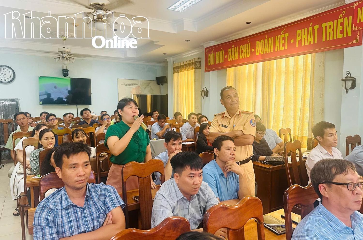 មន្ត្រីនាយកដ្ឋាននគរបាលចរាចរណ៍ សំណេះសំណាលជាមួយលោកគ្រូ អ្នកគ្រូ ក្នុងវគ្គបណ្តុះបណ្តាល។
