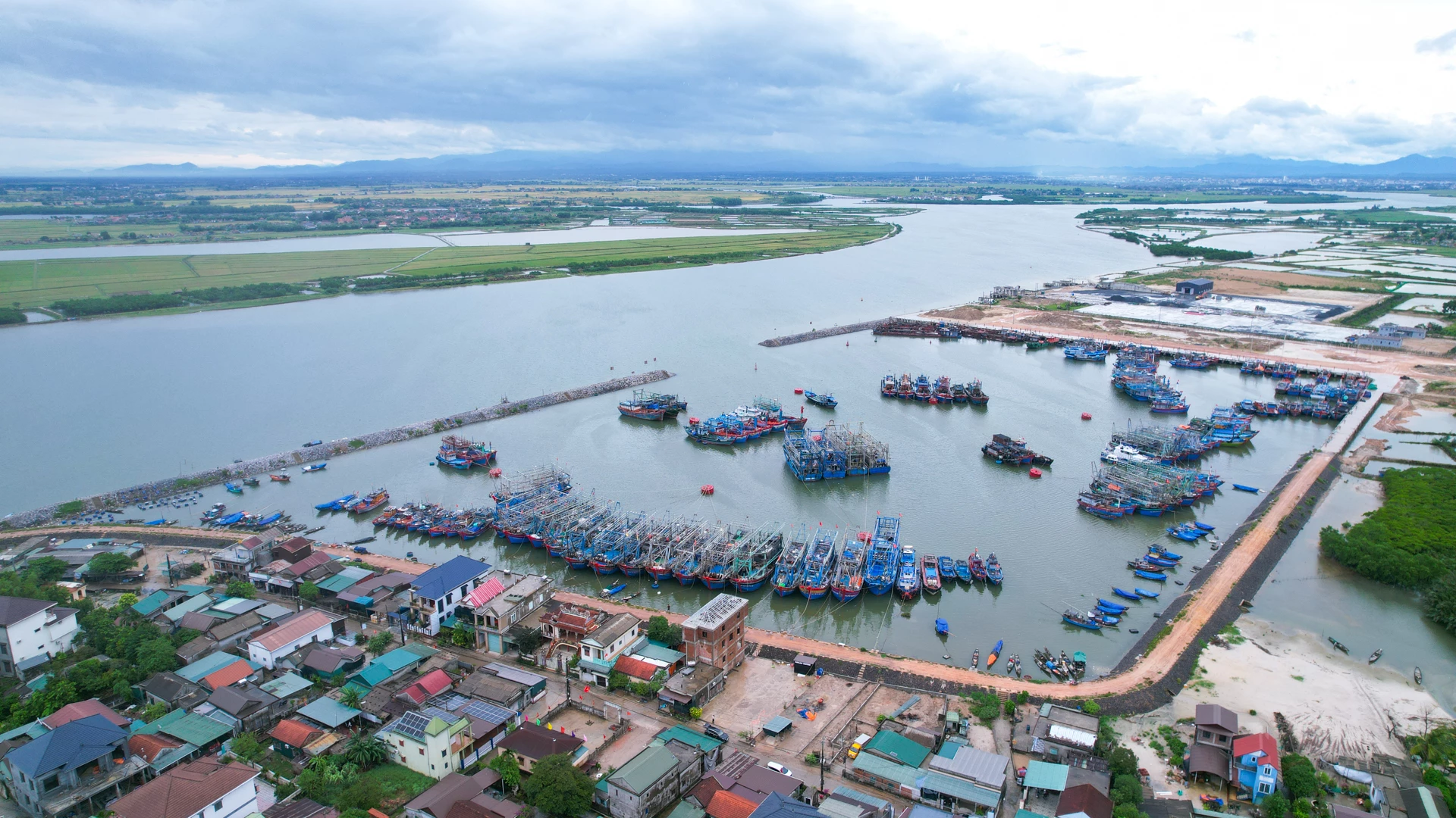 Many boats take shelter from storm No. 5 at Bac Cua Viet Anchorage Area - Photo: L.T