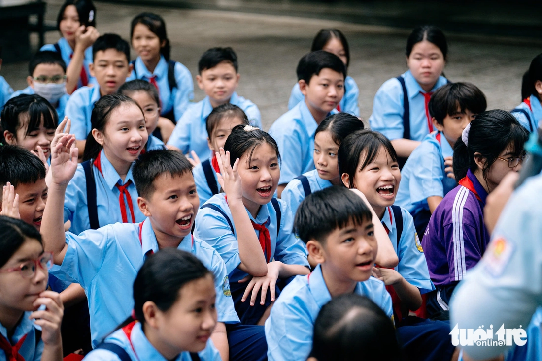 Sáng nay 25-8, học sinh TP.HCM háo hức tựu trường- Ảnh 4.
