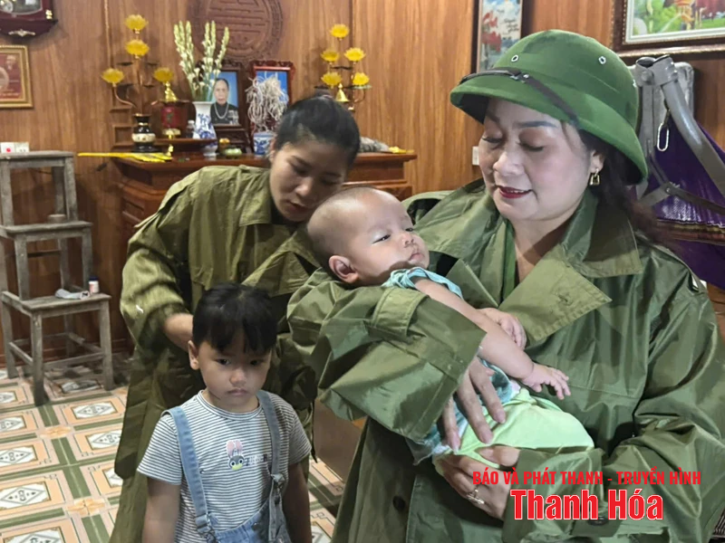 ប៉ូលីស Thanh Hoa ធ្វើការពេញមួយយប់ ដើម្បីជម្លៀសប្រជាជន ដើម្បីត្រៀមទប់ទល់នឹងព្យុះលេខ ៥
