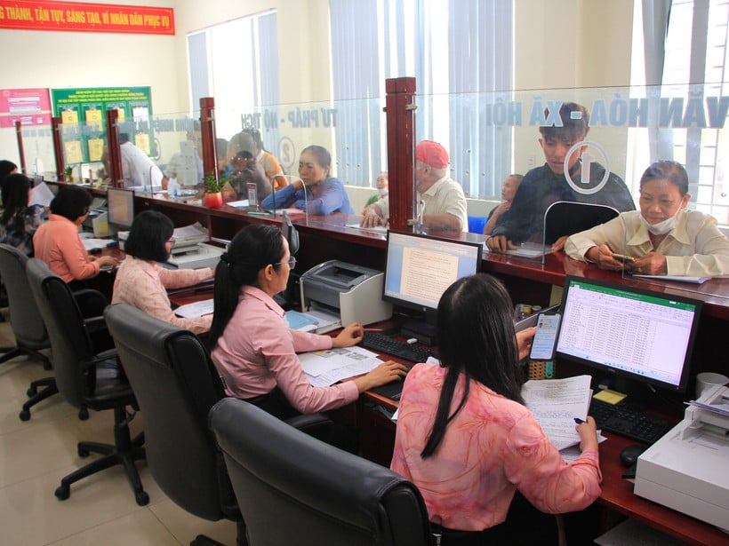 ประชาชนเข้ารับบริการที่ศูนย์บริการบริหารราชการแผ่นดิน แขวงดงทวน จังหวัดกวางจิ ภาพโดย: เฮียว มินห์