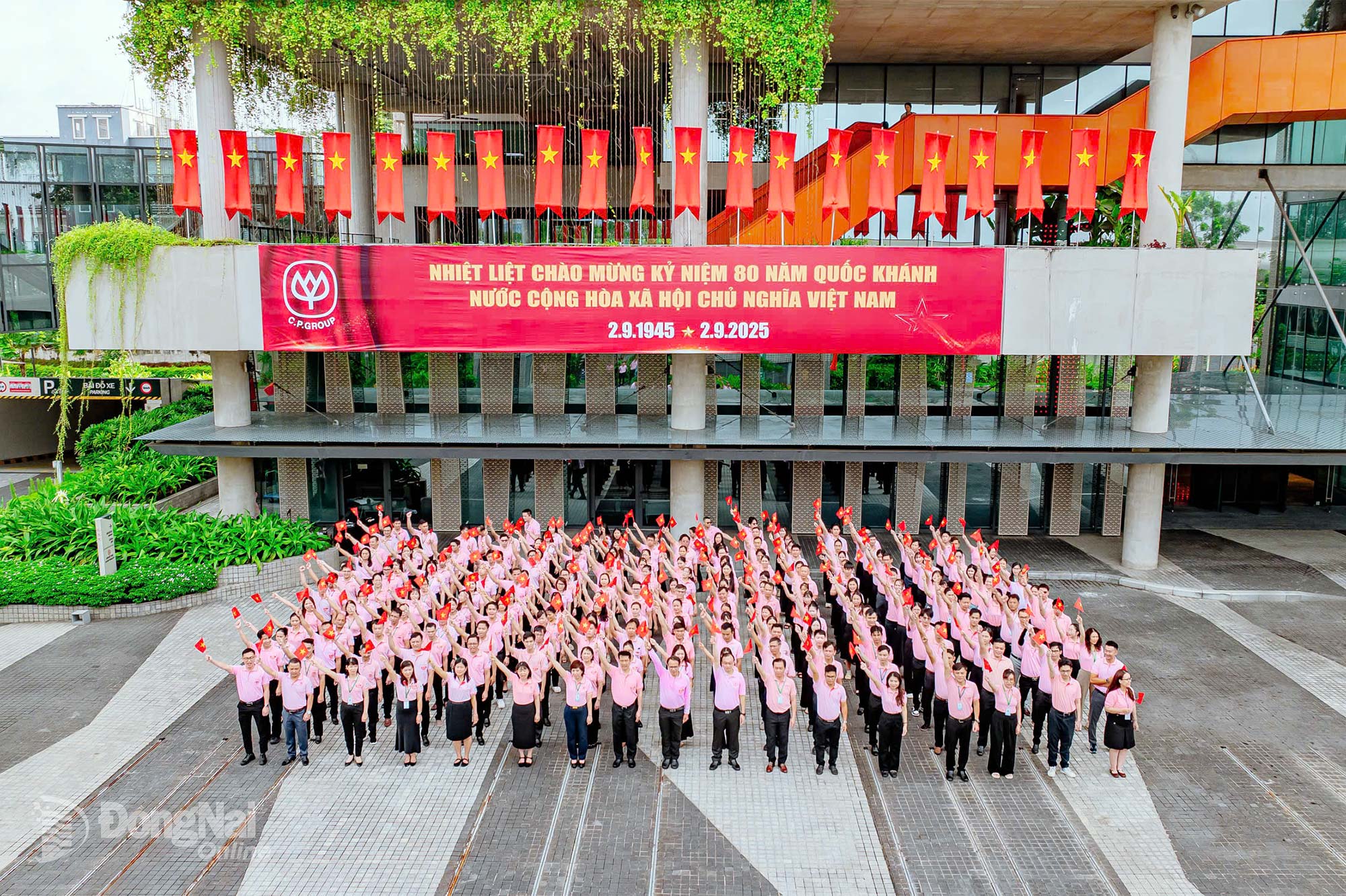 Khác với những buổi chào cờ thứ hai hàng tuần, buổi lễ chào cờ hôm nay có ý nghĩa đặc biệt quan trọng để chào mừng 80 năm Quốc khánh nước Cộng hòa xã hội chủ nghĩa Việt Nam. Ảnh: Huy Anh