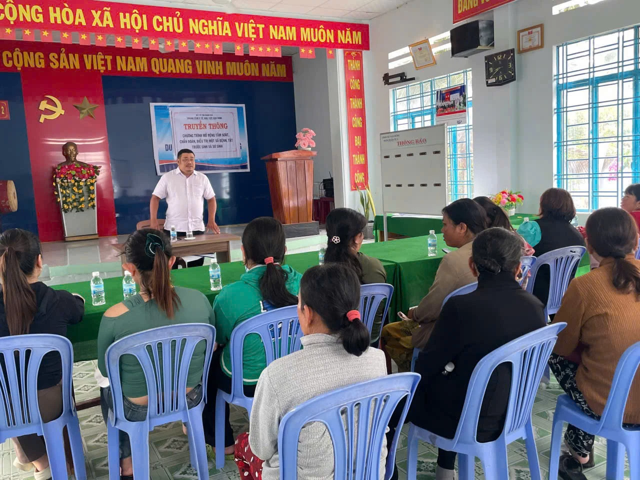 ទិដ្ឋភាពនៃសម័យប្រជុំសារព័ត៌មាននៅភូមិ Xuan Tu 2 ឃុំ Van Hung។