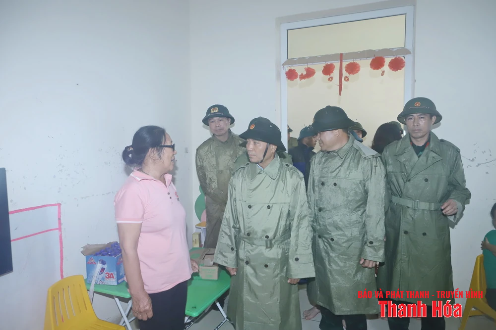 លេខាបក្សខេត្ត Nguyen Doan Anh បានត្រួតពិនិត្យការឆ្លើយតបនឹងព្យុះលេខ ៥ ហើយបានចុះសួរសុខទុក្ខ និងលើកទឹកចិត្តប្រជាជនឱ្យជម្លៀសខ្លួនដើម្បីបញ្ចៀសខ្យល់ព្យុះ។