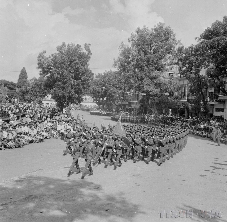 Các đơn vị quân đội diễu hành qua khu vực Cửa Nam trong sáng 2/9/1975. (Ảnh: TTXVN)