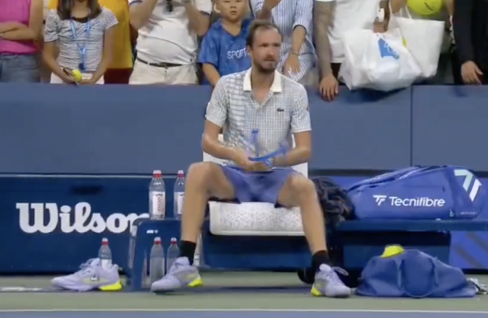 Medvedev sụp đổ ở vòng 1 US Open và lại đập vợt- Ảnh 2.