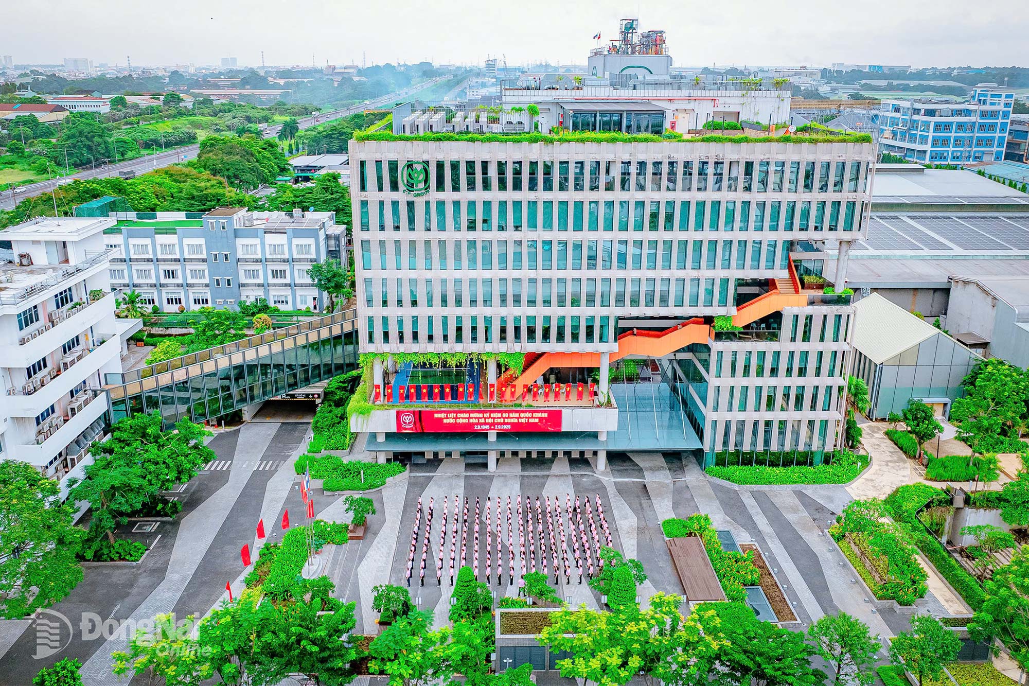 Quang cảnh buổi lễ chào cờ tại Công ty cổ phần Chăn nuôi C.P. Việt Nam (trụ sở chính tại Khu công nghiệp Biên Hòa 2, phường Long Hưng, tỉnh Đồng Nai). Ảnh: Minh Tài
