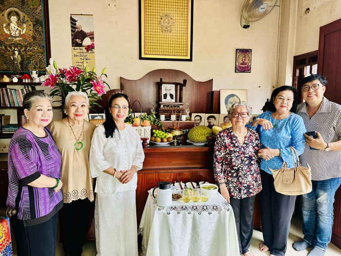 Nghệ sĩ Đoàn kịch Kim Cương tề tựu trong ngày giỗ NSND Bảy Nam - Ảnh 2.