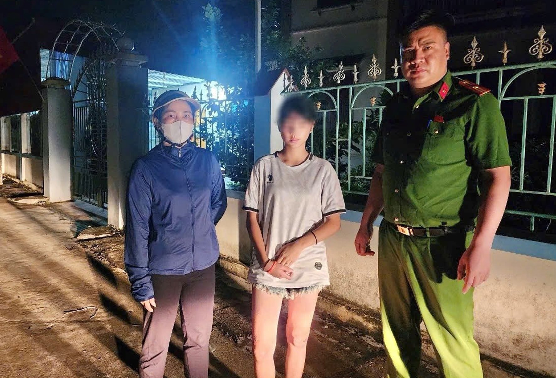 Công an xã Hợp Tiến hỗ trợ người dân tìm con ngay trong đêm