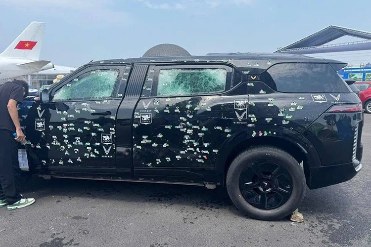 Watch VinFast Lac Hong 900 LX "president" SUV test its bulletproof ability