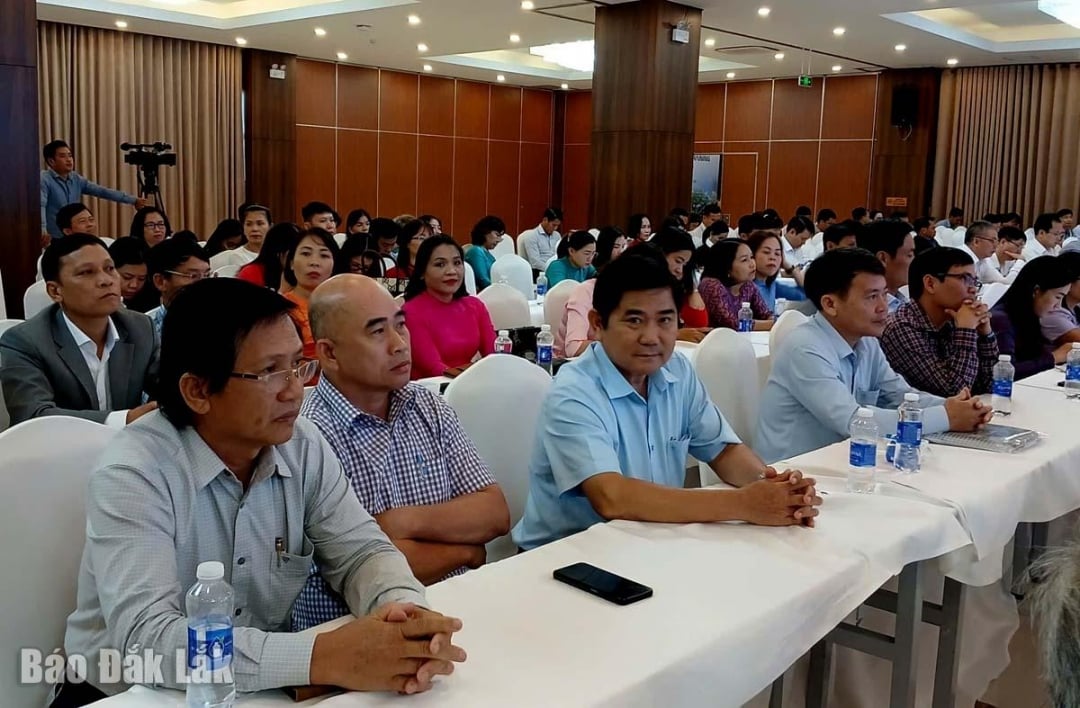 មន្ត្រី និងគ្រូបង្រៀននៃសាលារៀនបានចូលរួមសន្និសីទលើកដំបូងនៃ Advanced Models ក្នុងវិស័យអប់រំ។ រូបថត៖ Trung Hieu