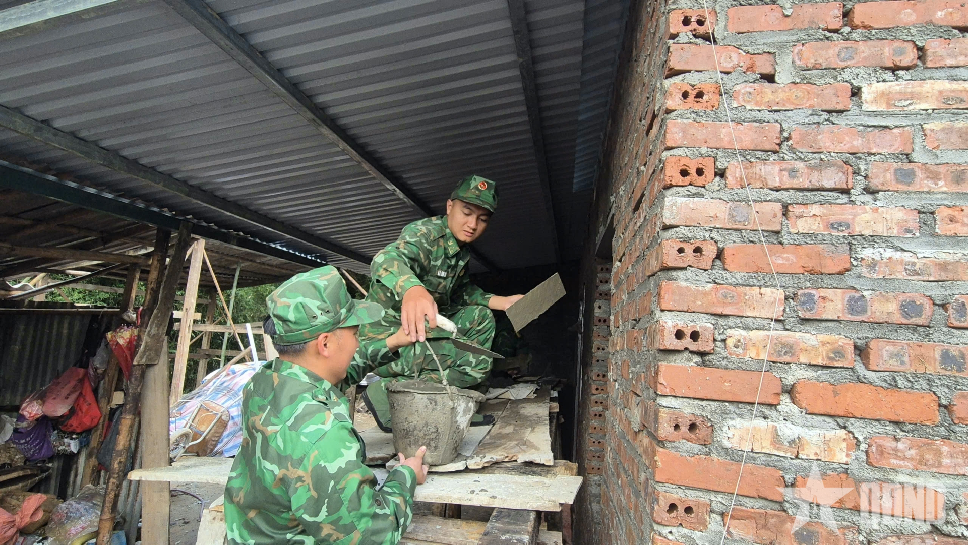 Le poste de garde-frontière de Vang Ma Chai (commandement des gardes-frontières de Lai Chau) encourage l'aide aux personnes pour se débarrasser des maisons temporaires et délabrées