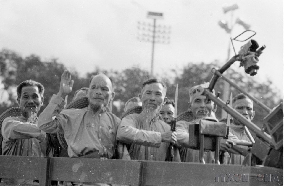 Các lão dân quân tự vệ tham dự lễ duyệt binh tại quảng trường Ba Đình năm 1975. (Ảnh: TTXVN)