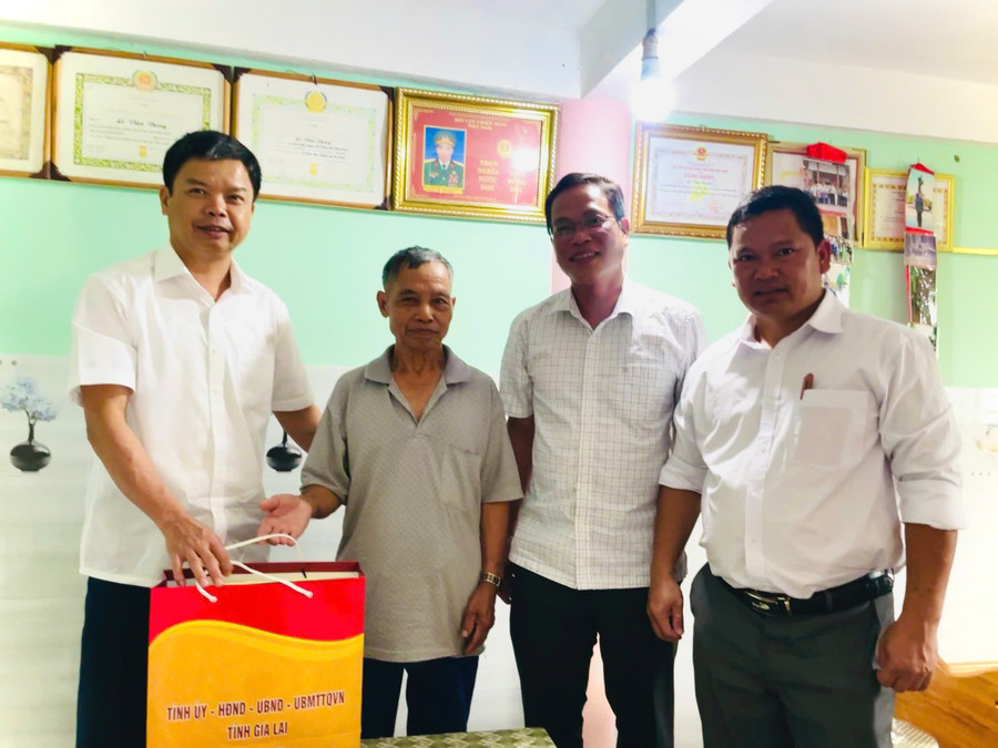pct-ubnd-tinh-nguyen-huu-que-bia-trai-tham-tang-qua-thuong-binh-le-van-dung-lang-ha-giao-xa-canh-lien.jpg