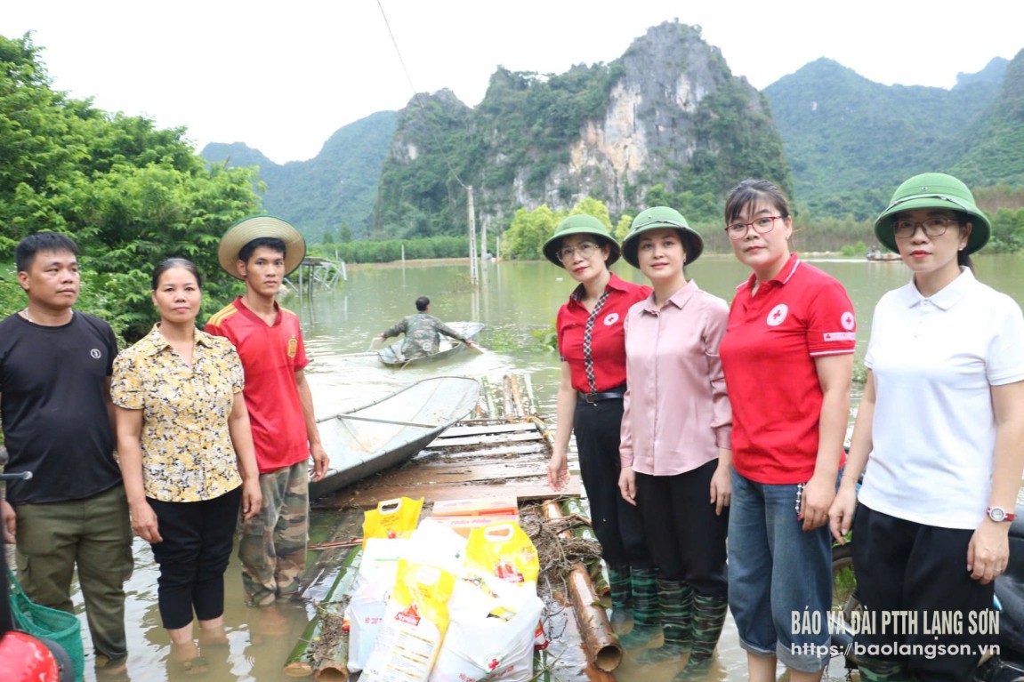 Leaders of the Provincial Red Cross Society and the Party Secretary of Cai Kinh commune presented gifts to households in Ly hamlet, Bai Danh village, Cai Kinh commune.