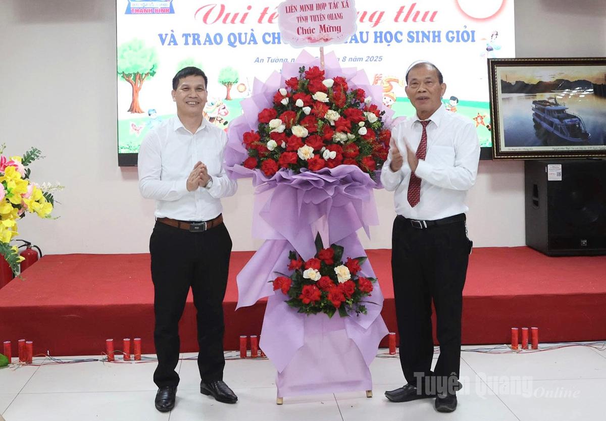 ថ្នាក់​ដឹកនាំ​សហករណ៍​ខេត្ត​បាន​ជូន​ផ្កា​ដើម្បី​អបអរសាទរ​សហករណ៍។