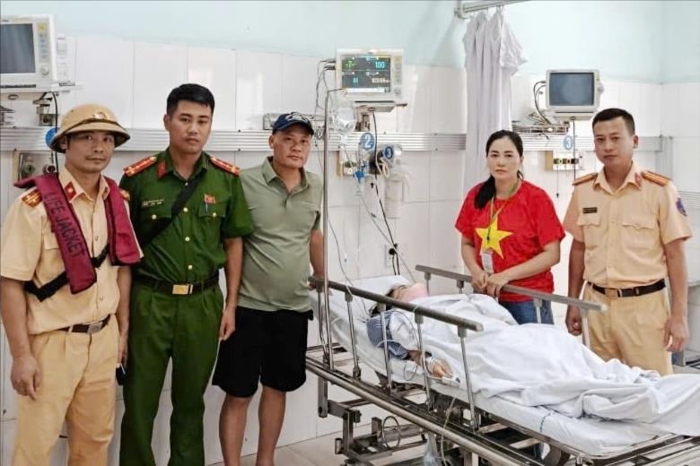 The Waterway Police Station May Chi promptly saved a woman who jumped off Binh Bridge.