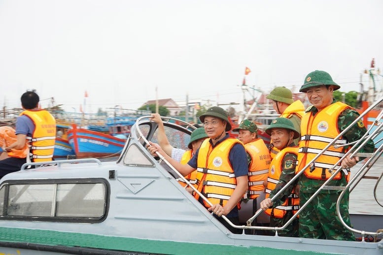 Provincial Party Secretary Le Ngoc Quang inspects storm shelter work at Nam Cua Viet Boat Anchorage Area - Photo: Quang Tri Portal