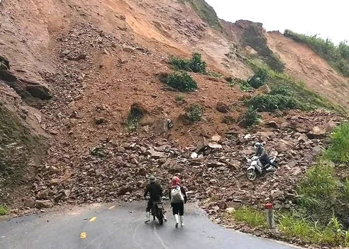 إشعار بتحويل حركة المرور بسبب انهيار أرضي على المنحدر الإيجابي في الكيلومتر 28+460، الطريق الإقليمي DT 177 (باك كوانج - شين مان)، بلدية نام ديتش