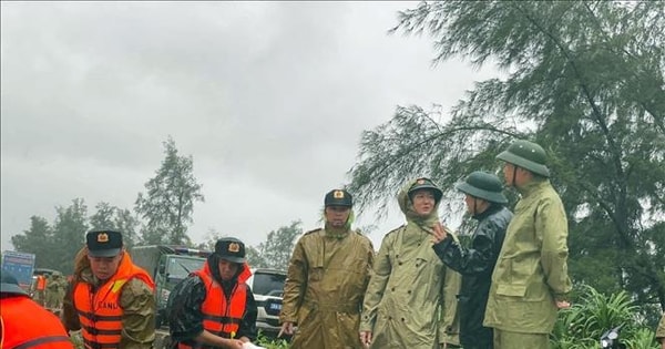 Deputy Prime Minister Tran Hong Ha: People in storm-affected areas must not go out from 11am to 6pm on August 25.