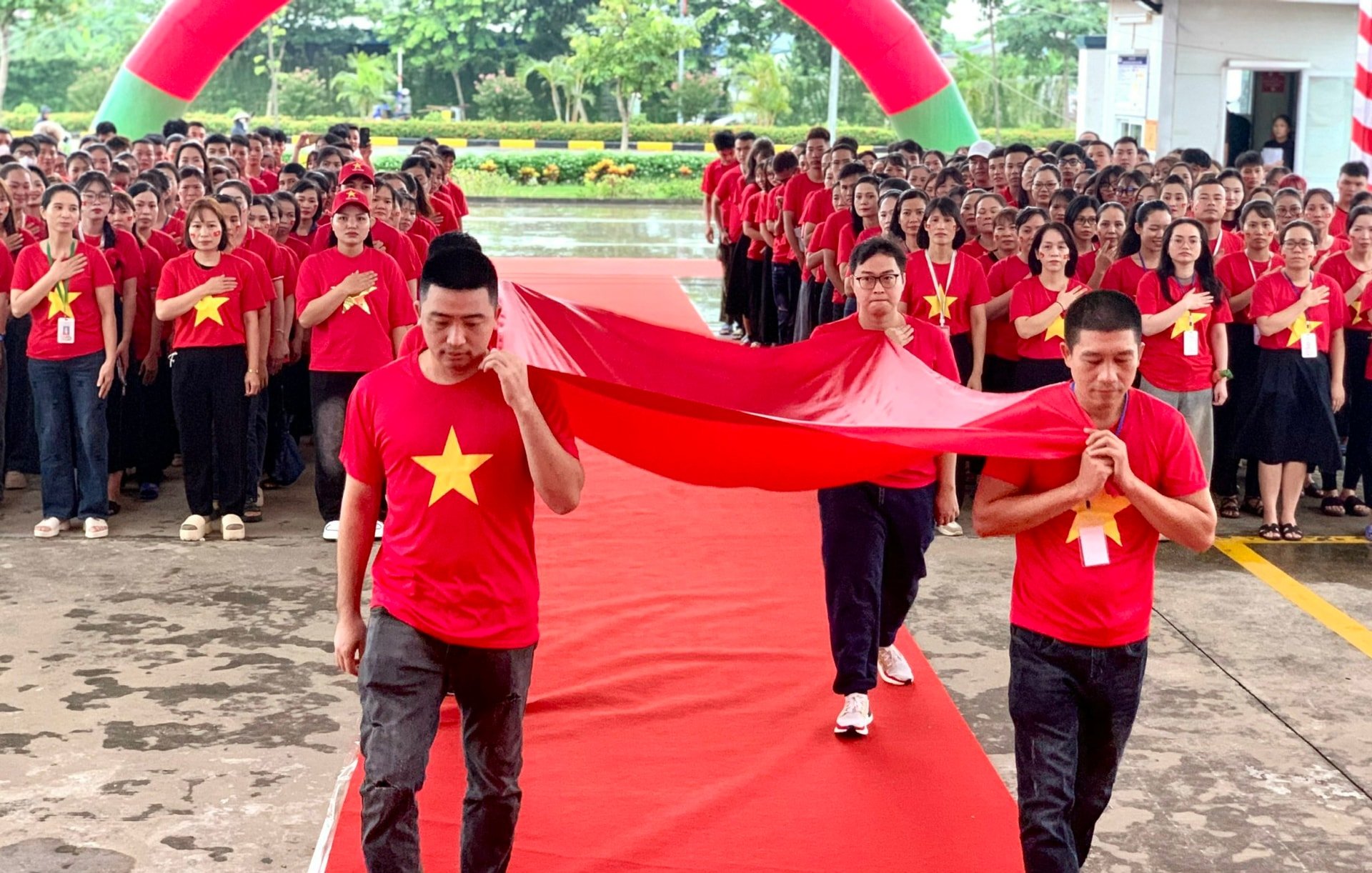 បុគ្គលិក 500 នាក់នៃក្រុមហ៊ុន Horn Vietnam បានចូលរួមពិធីលើកទង់ជាតិ "មោទនភាពរបស់វៀតណាម"