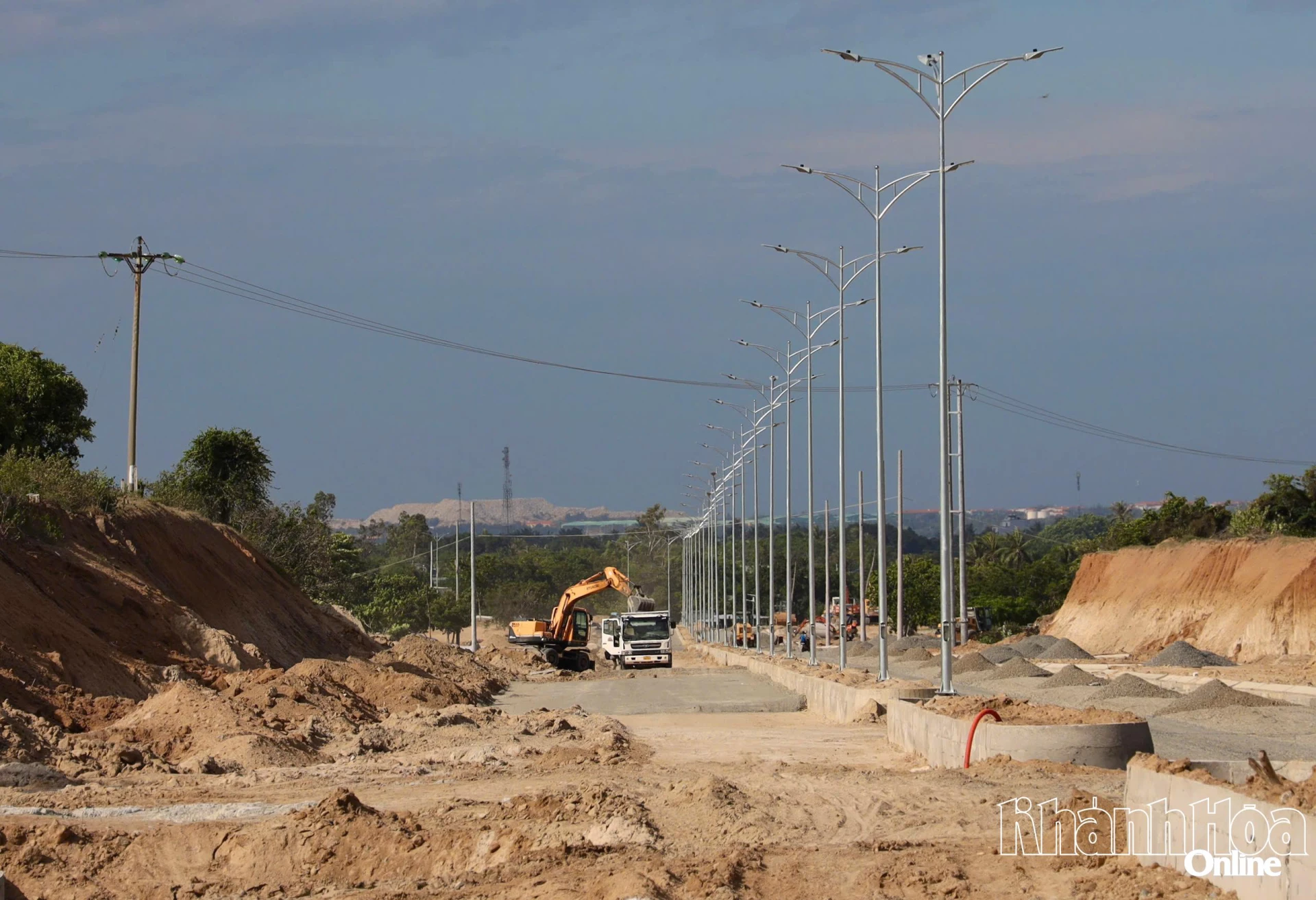 Volkskomitee des Bezirks Cam Ranh: Aufforderung an den Auftragnehmer, den Baufortschritt des Le Duan Street-Projekts, Abschnitt 3, zu beschleunigen