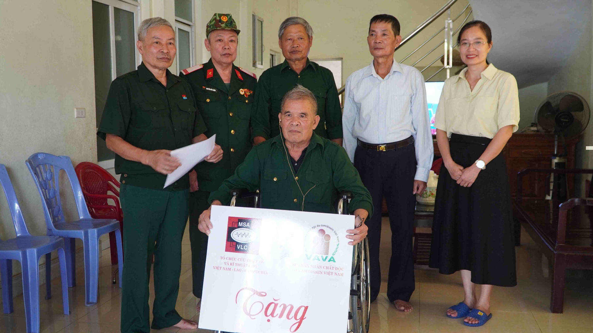 Tặng xe lăn cho  hội viên Trần Mạnh Lơm ở Tổ dân phố Bản Mới, phường Tân Phong.