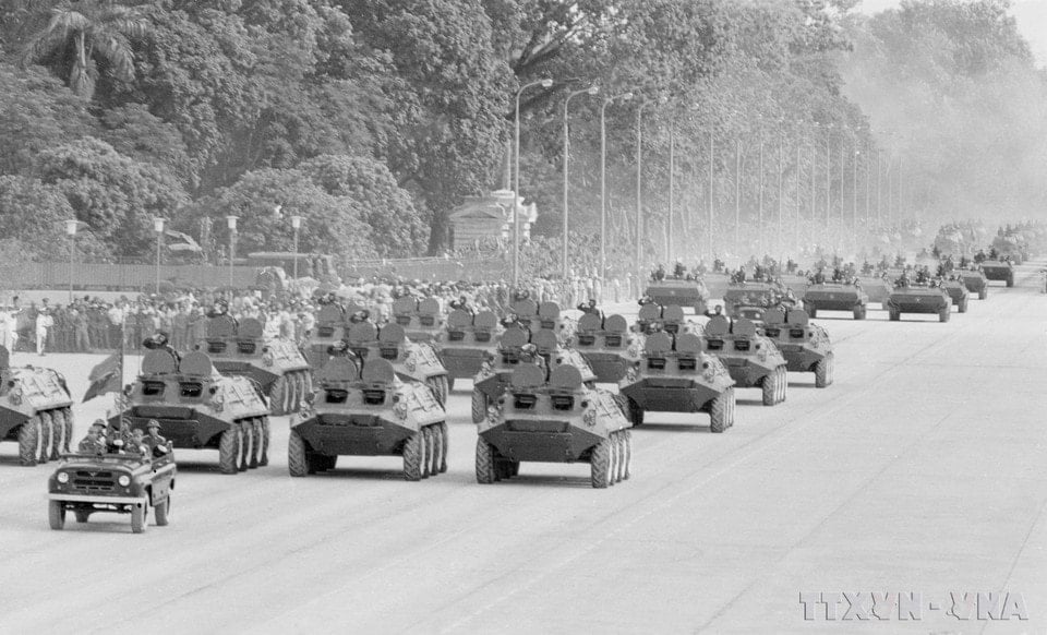 Khí tài quân sự của Quân đội nhân dân Việt Nam diễu qua lễ đài trong sáng 2/9/1975. (Ảnh: TTXVN)