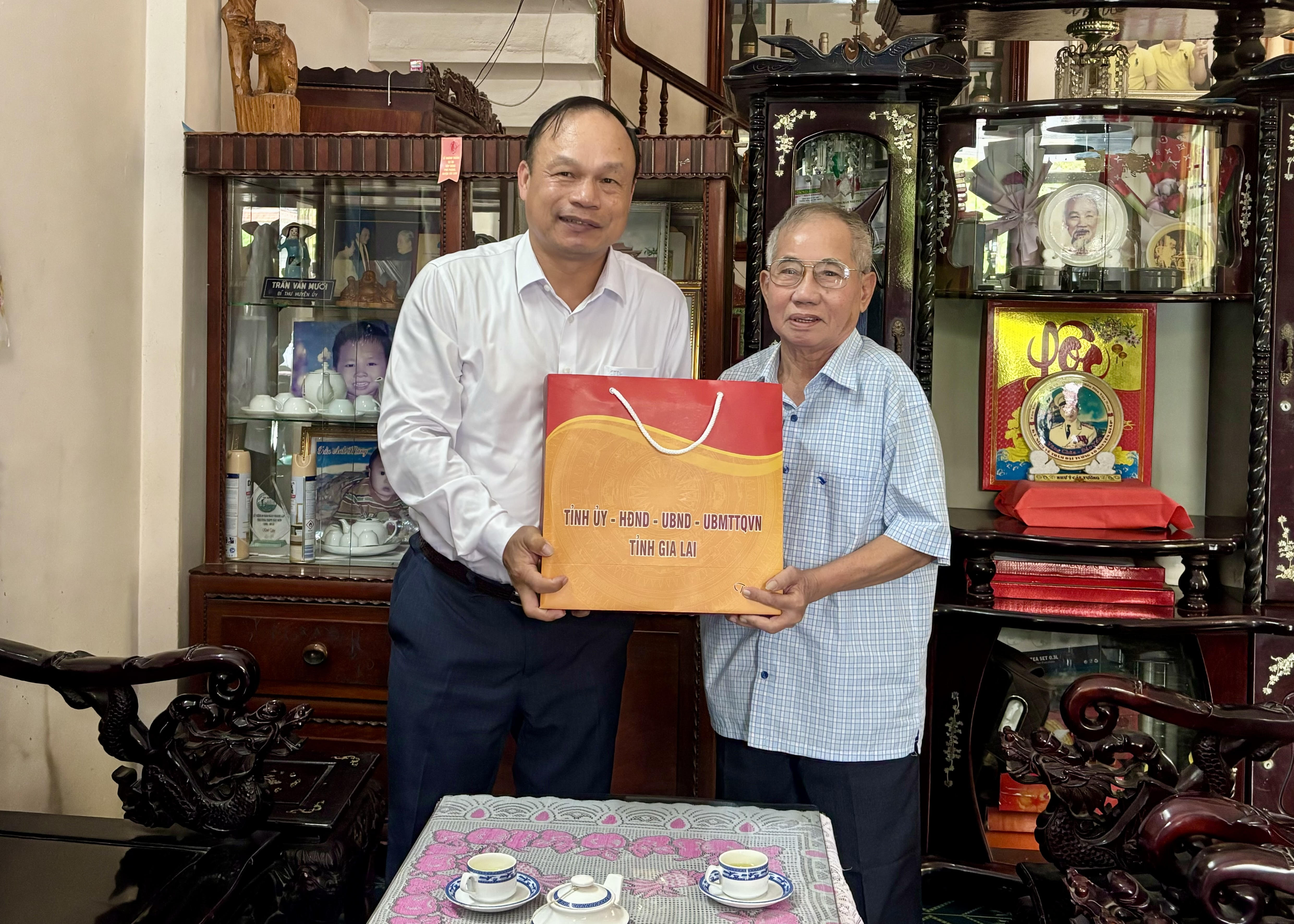 รองประธานาธิบดี Duong Mah Tiep เยี่ยมชมและมอบของขวัญให้กับแกนนำปฏิวัติอาวุโส แกนนำก่อนการก่อกบฏ และครอบครัวของผู้ที่ทำคุณูปการต่อการปฏิวัติ