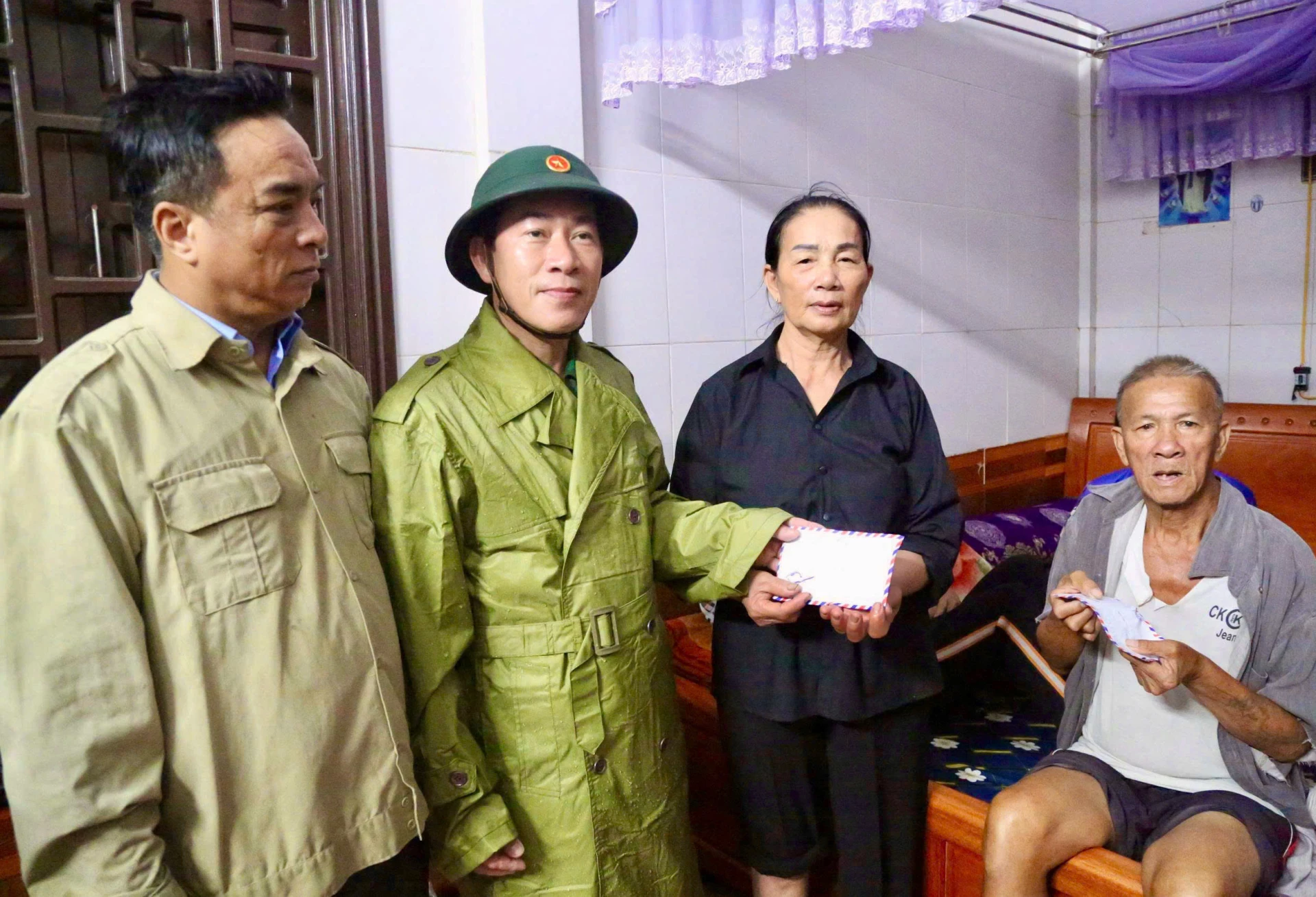 ジャン港国境警備隊署が贈り物を贈り、人々を励ましている - 写真：M.D