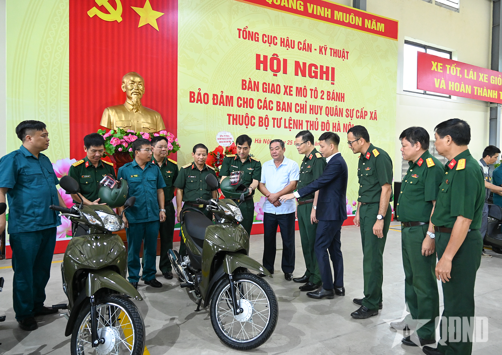 ប្រគល់​ម៉ូតូ​ជាង​២៥០​គ្រឿង​ដល់​ទីបញ្ជាការ​យោធា​ឃុំ​ក្រោម​បញ្ជាការ​រាជធានី​ហាណូយ