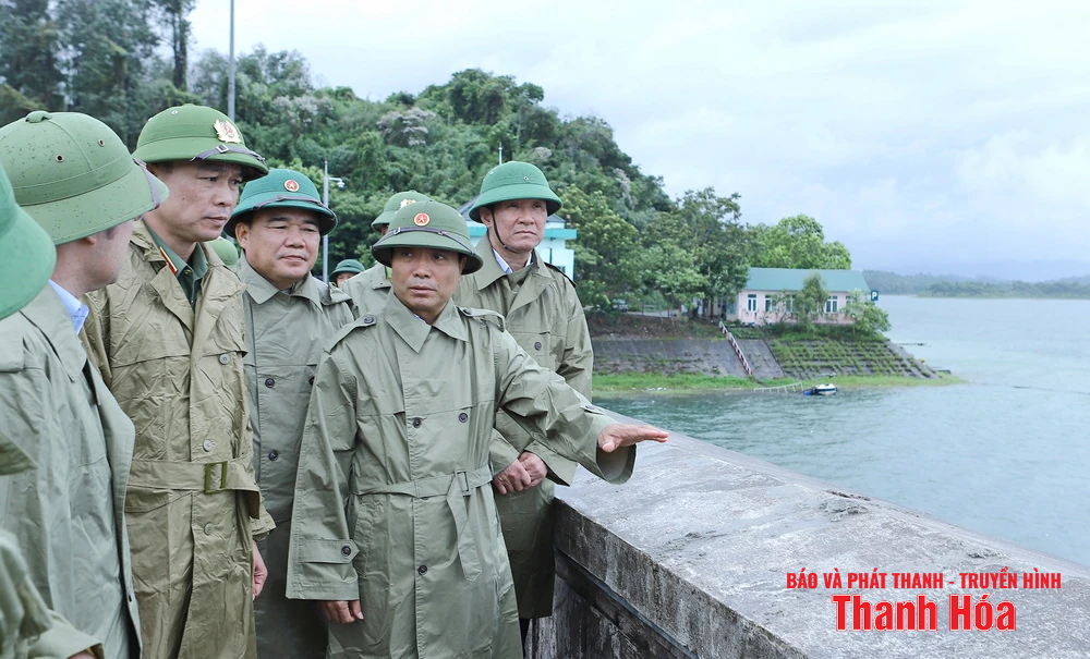 លេខាបក្សខេត្ត Nguyen Doan Anh បានត្រួតពិនិត្យការឆ្លើយតបនឹងព្យុះលេខ ៥ ហើយបានចុះសួរសុខទុក្ខ និងលើកទឹកចិត្តប្រជាជនឱ្យជម្លៀសខ្លួនដើម្បីបញ្ចៀសខ្យល់ព្យុះ។